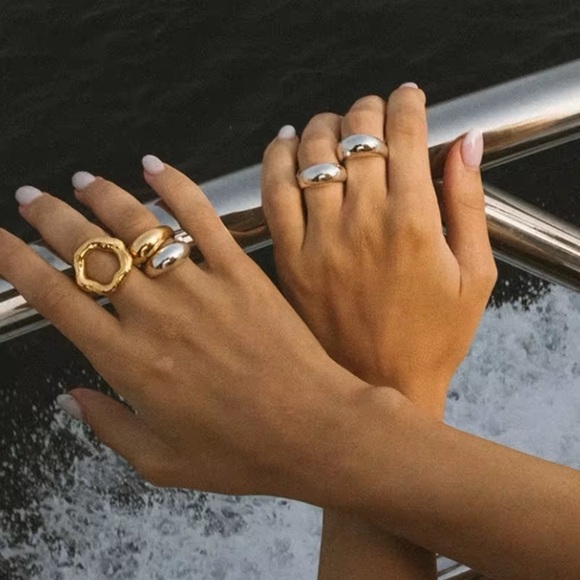 Size 8 | 18K Gold Plated Irregular Oval Hollow Ring - Picture 5 of 8